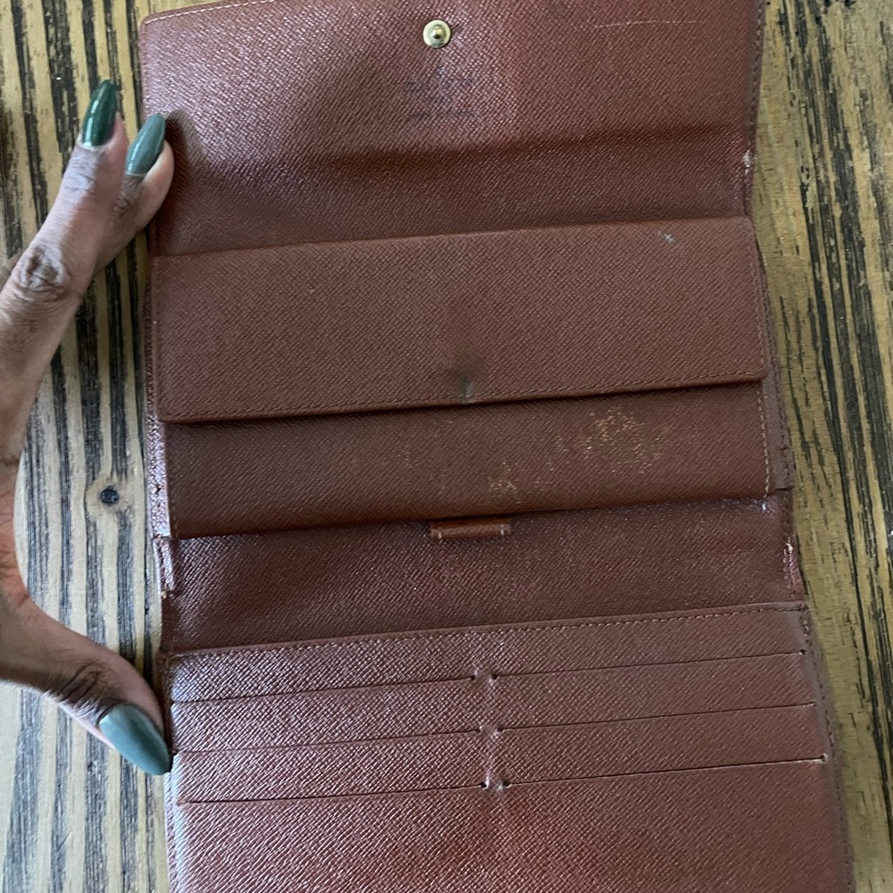 Louis Vuitton Wallet-Authentic - Picture 9 of 9